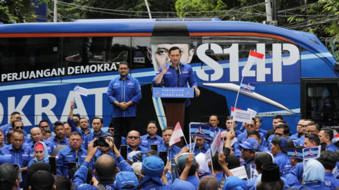 Ketum Partai Demokrat Agus Harimurti Yudhoyono (AHY) dan para kader Demokrat.