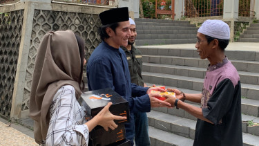 Vino G Bastian dan Alfie Alfandy membagi-bagikan makanan untuk berbuka puasa