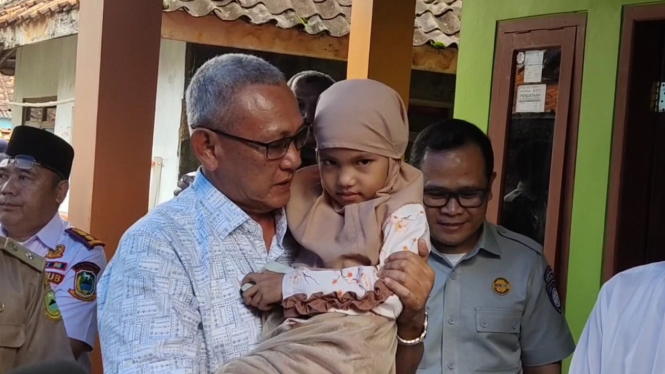 Bupati Kuningan Acep Purnama gendong anak korban 