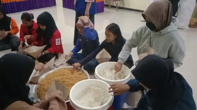 Dapur umum Tagana Dinas Sosial bersama PMI dan BPBD di Kantor Disos Sumbawa