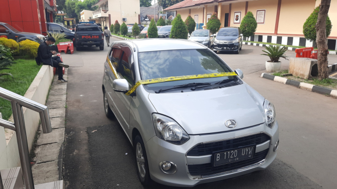 Mobil sopir grab yang dibunuh oleh tiga pelaku di jalan tol Jagorawi