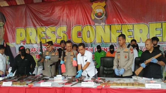 Polda Bengkulu saat menunjukkan 102 senjata api ilegal dari home industri