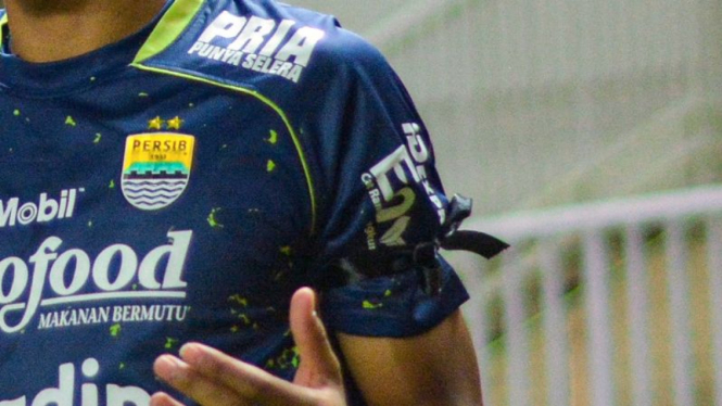 Pemain Persib Bandung kenakan pita hitam