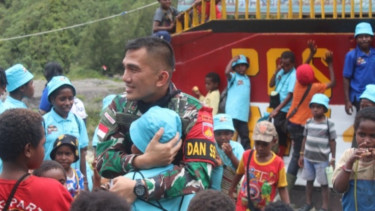 VIVA Militer: Anak-anak Papua melepas kepulangan Satgas Yonif 405/SK dari Papua