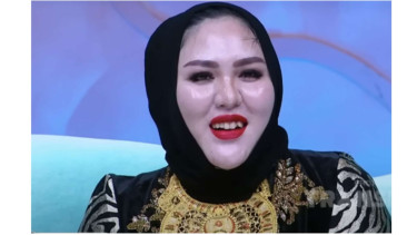 Mira Hayati, ibu-ibu yang beli tas emas seharga ratusan juta