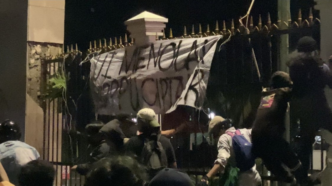  Mahasiswa coba rubuhkan pagar depan gerbang utama DPR.