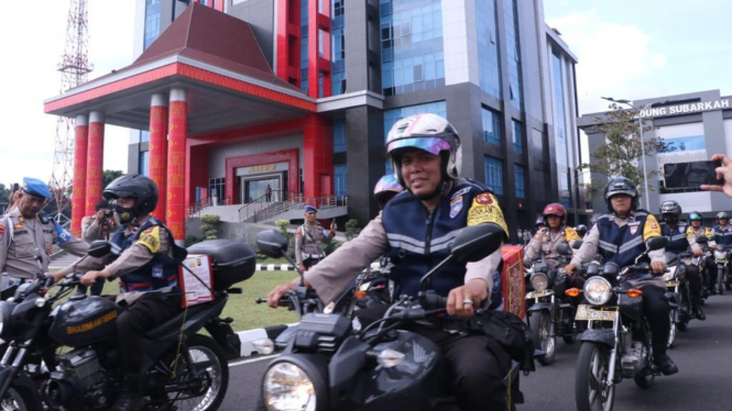 Petugas kepolisian Polda Sumsel keliling bagikan sembako untuk warga