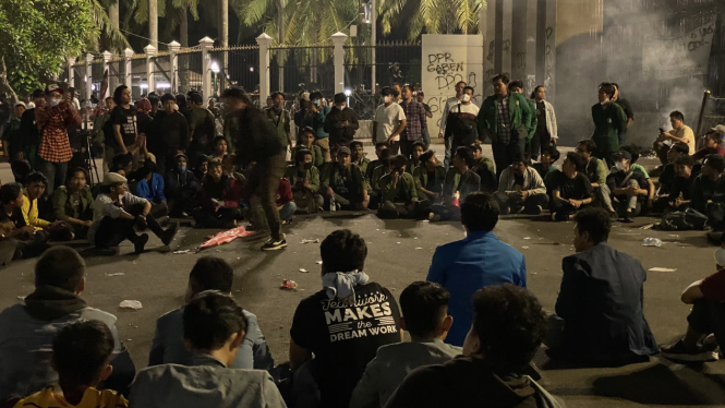 Mahasiswa melakukan unjuk rasa menolak UU Cipta Kerja (Ciptaker) di depan gedung DPR RI.