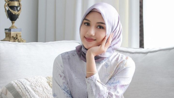 Pose Erina Gudono memakai hijab