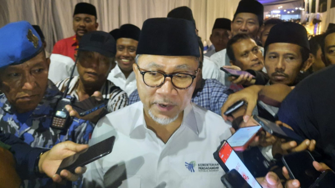 Ketum PAN Zulkifli Hasan (tengah) di Surabaya.