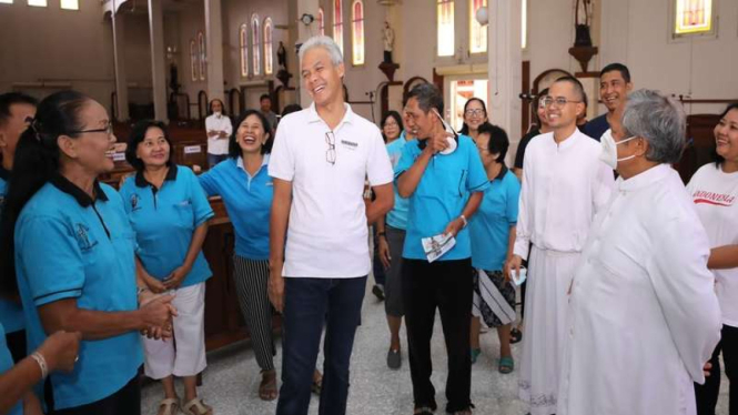 Ganjar Pranowo mengecek persiapan misa paskah di Solo