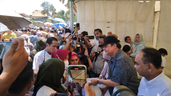 Airlangga dan Projo gelar pasar murah di Tangerang
