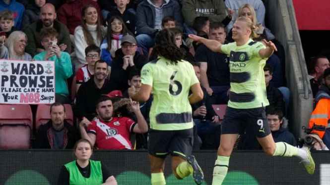 Pemain Manchester City Erling Haaland rayakan gol