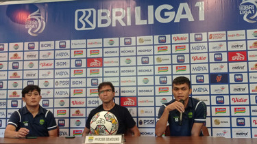 Bek Persib Bandung, Rachmat Irianto (kanan) saat konferensi pers