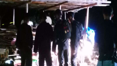 Petugas Satbrimob Polda Balel memeriksa mortir aktif di Belitung.