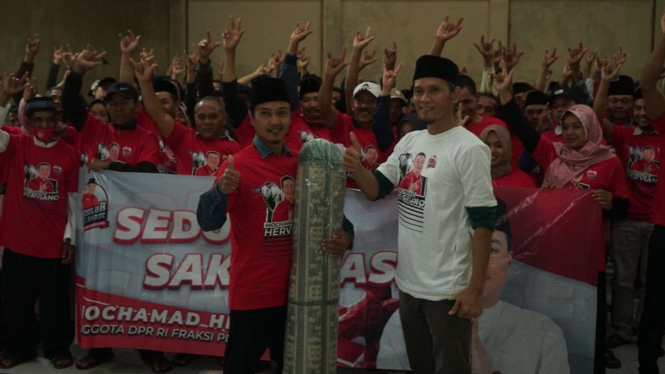 Relawan Pendukung Herviano Beri Bantuan Karpet untuk Mushola