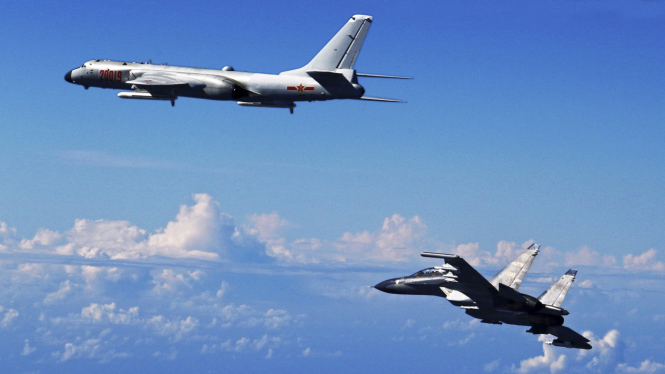 VIVA Militer Pesawat pembom Xian H-6 dan jet tempur Sukhoi Su-30 militer China