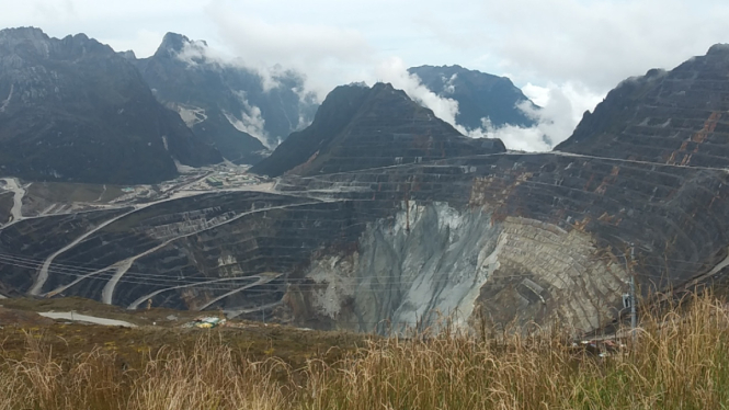 Tambang terbuka Grasberg atau Grasberg Open Pit.