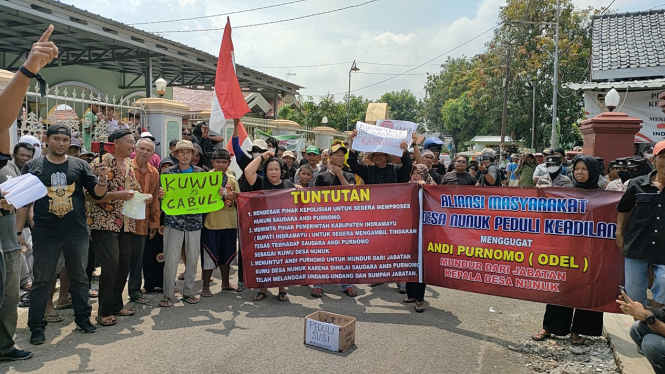 Kades di Indramayu Diduga Cabul Didemo warganya