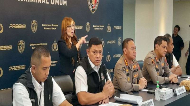 Dirreskrimum Polda Metro Jaya Kombes Pol Hengki Haryadi dalam konferensi pers.