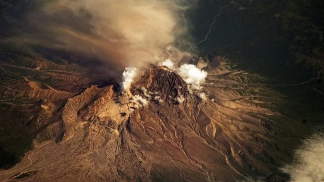 Gunung berapi Shiveluch di Rusia meletus.