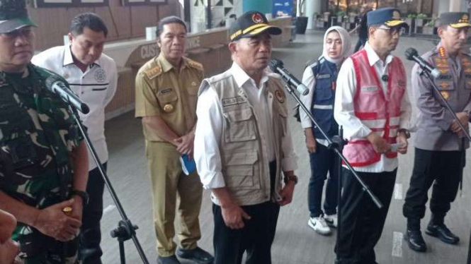 Menteri Koordinator Bidang Pembangunan Manusia dan Kebudayaan Muhadjir Effendy menginspeksi layanan antarjemput bus untuk penumpang kereta api (KA) lokal Rangkasbitung-Merak yang berhenti melalui Stasiun Cilegon, Selasa, 11 April 2023.