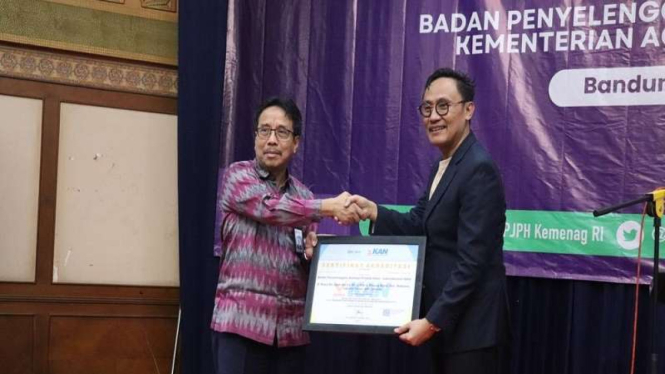Kepala BPJPH Muhammad Aqil Irham menerima Sertifikat Akreditasi Laboratorium