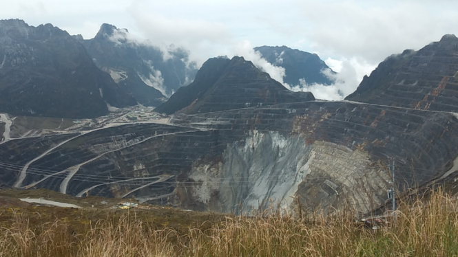 Tambang terbuka Grasberg yang sudah digali PT Freeport Indonesia. Kini operasional Freeport fokus ke tambang bawah tanah.