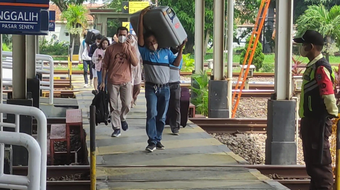 Pemudik Mulai Tiba di Stasiun Kejaksan Kota Cirebon