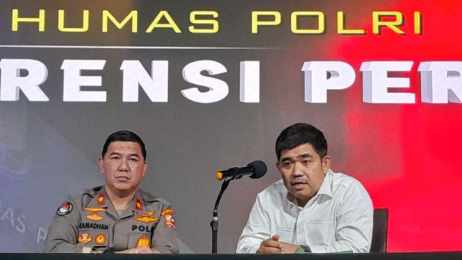 Jubir Densus 88 Anti-teror Polri Kombes Pol Aswin Siregar bersama Karo Penmas