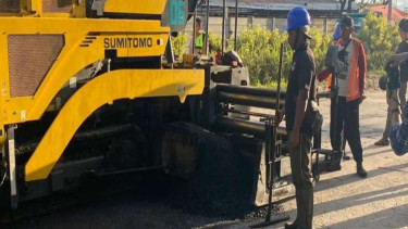 Jalan Lingkar Selatan (JLS) Kota Cilegon dilapisi menggunakan aspal plastik.