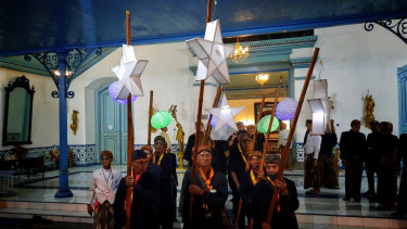 Keraton Solo menggelar kirab kembar malam selikuran.