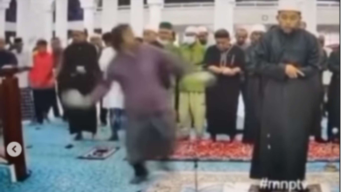 Imam Sholat Dilempari Sendal