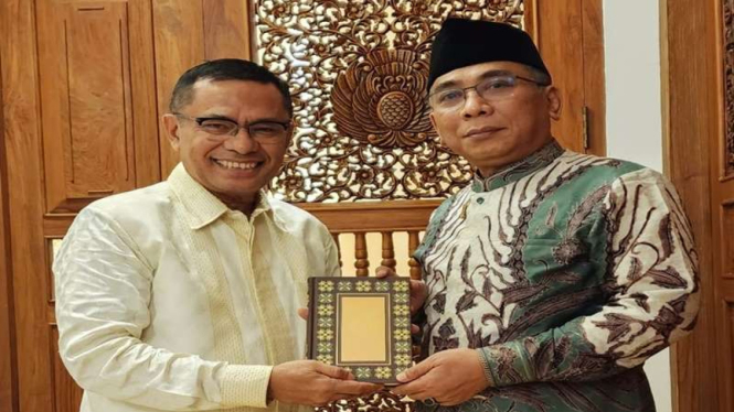 Managing Director Sinarmas Saleh Husin menyerahkan wakaf Alquran ke Ketum PBNU