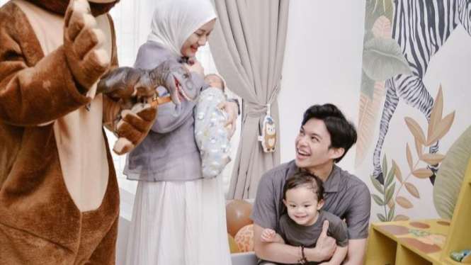 Keluarga Dinda Hauw dan Rey Mbayang