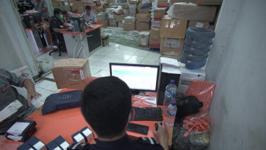 mengirim cokelat dari luar negeri dan dikenakan bea masuk 