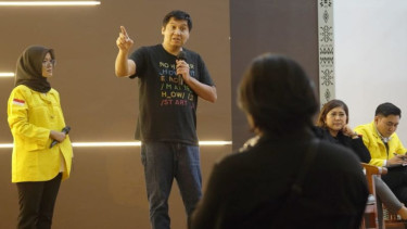 Ketua Taruna Merah Putih Maruarar Sirait di depan mahasiswa UI.