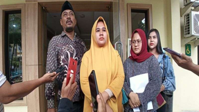 Korban investasi bodong saat melapor ke Polda Jatim di Surabaya.