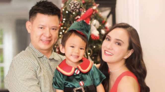 Shandy Aulia dan David Herbowo beserta anaknya