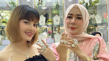 Irma Dharmawangsa dan Fitry Kurniaty.