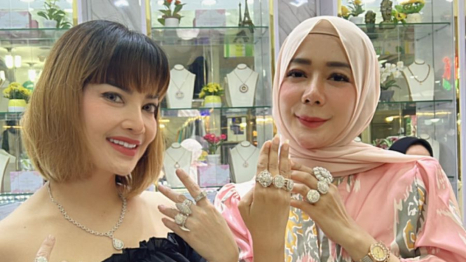 Irma Dharmawangsa dan Fitry Kurniaty.