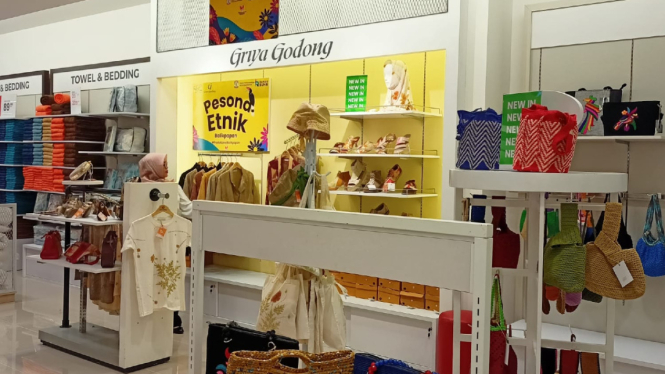 Produk UMKM rumah BUMN Pertamina dijual di Departmen Store.