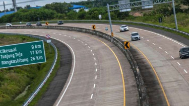 Sejumlah kendaraan melintas di ruas tol Serang-Rangkasbitung, Kabupaten Serang, Banten, Sabtu, 15 April 2023.