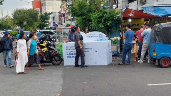 Ribuan air mineral kemasan gratis diburu masyarakat di beberapa titik di Jakarta