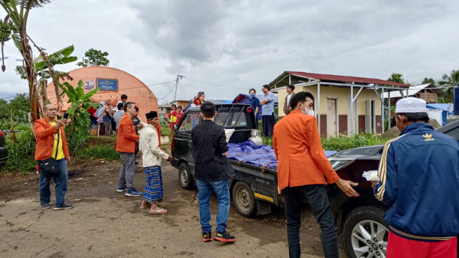 Alumni dan Mahasiwa Unika Atma Jaya Bantu Korban Gempa Cianjur