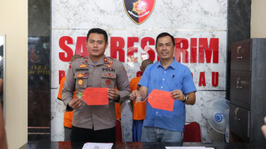 Waka Polres Sekadau Kompol Hoerrudin dan Kasatreskrim Iptu Rahmad Kartono tunjukkan barang bukti penangkaan pelaku PETI. 
