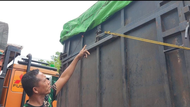 Bajing loncat gasak isi truk saat macet di jalur mudik menuju Pelabuhan Ciwandan.