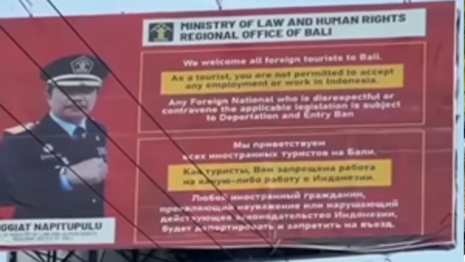 Baliho milik Kemenkumham Bali berbahasa Rusia