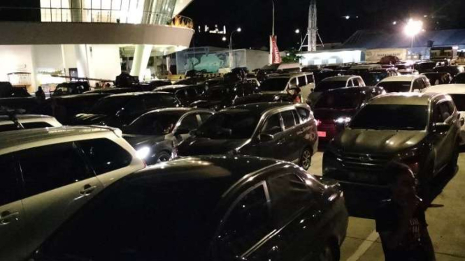 Ratusan kendaraan roda empat memadati kantong parkir dermaga eksekutif pelabuhan Bakauheni saat mudik Lebaran beberapa waktu lalu.