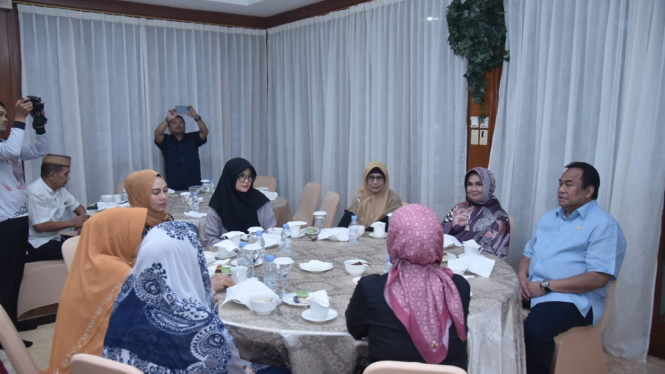 Wakil Ketua DPR RI, Rachmat Gobel buka puasa bersama janda pejuang Gorontalo